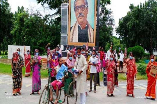 ঈদ উপহার নিয়ে অসহায়দের পাশে ইবি ছাত্রলীগ