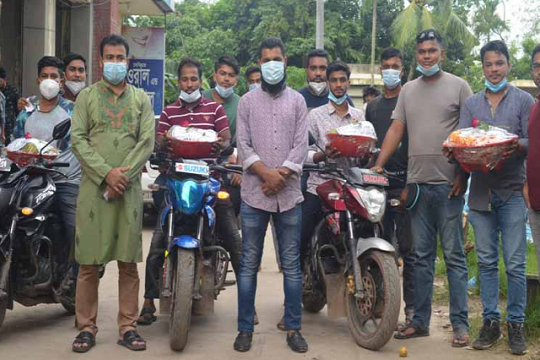 করোনা আক্রান্তদের বাড়িতে ফল নিয়ে যাচ্ছে ছাত্রলীগ