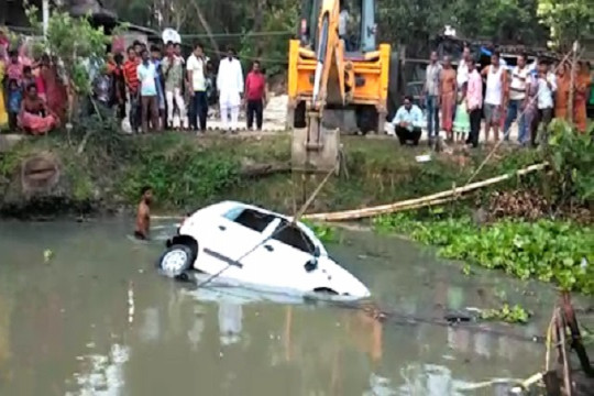 নিয়ন্ত্রণ হারিয়ে মাইক্রোবাস পুকুরে, একই পরিবারের ৮ জনের মৃত্যু