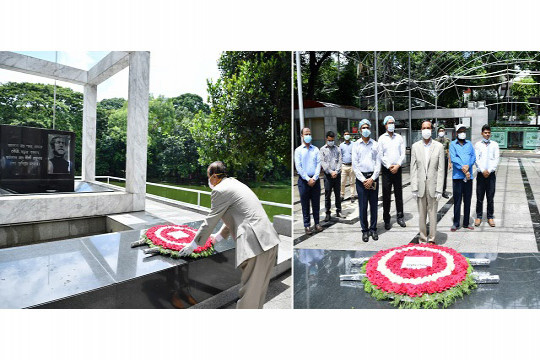 বঙ্গবন্ধুর প্রতিকৃতিতে পিএসসির চেয়ারম্যানের পুস্পস্তবক অর্পন