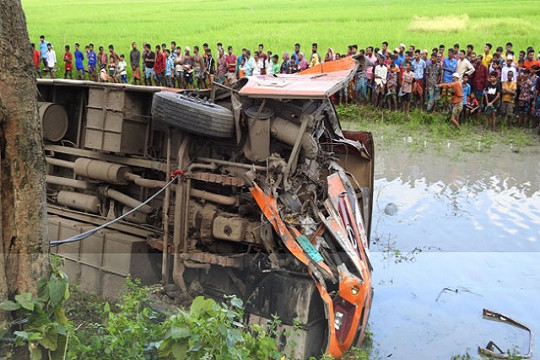 বাস খাদে পড়ে প্রাণ গেল চারজনের