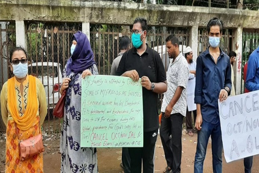 জাতীয় প্রেস ক্লাবের সামনে আয়োজিত মানববন্ধনে শিক্ষার্থীরা