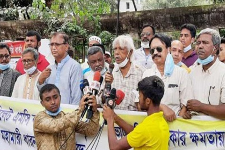 মানববন্ধনে বক্তব্য রাখছেন ডা. জাফরুল্লাহ চৌধুরী