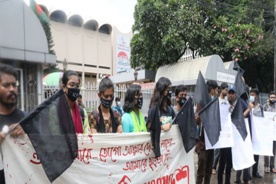 শাহবাগে ধর্ষণবিরোধী গণজমায়েত আন্দোলনকারীদের