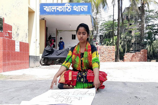 নিপীড়কের গ্রেপ্তার চেয়ে থানার সামনে কলেজছাত্রীর অনশন