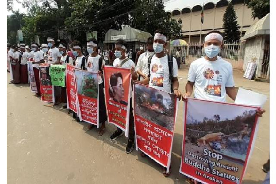 শাহবাগ জাতীয় জাদুঘরের সামনে রাখাইনদের মানববন্ধন