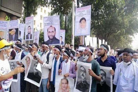 ডিপিই’র সামনে অবস্থান শুরু করেছে প্যানেল প্রত্যাশীরা