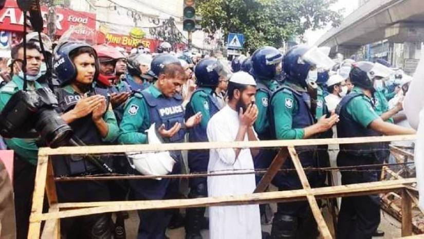 মুসল্লিদের সঙ্গে মোনাজাতে অংশ নিয়েছেন পুলিশ কর্মকর্তারা