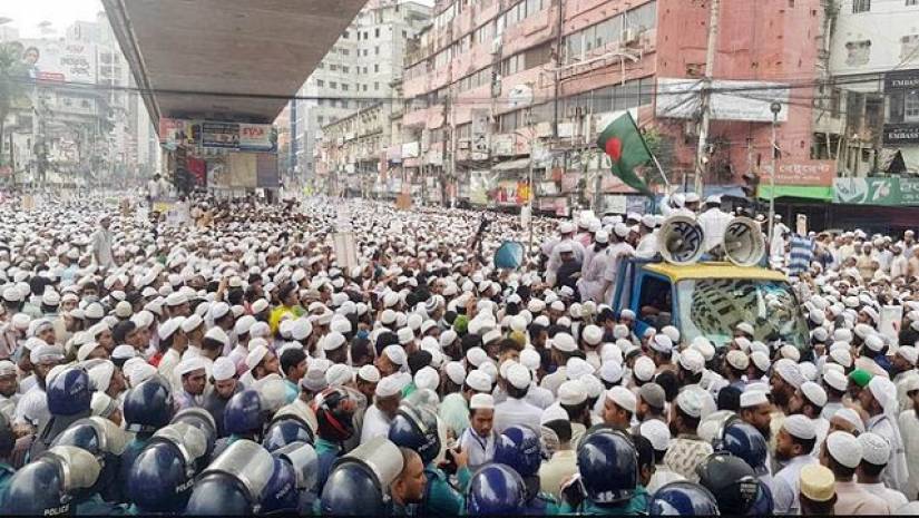 হেফাজতে ইসলামের প্রতিবাদ কর্মসূচীতে ধর্মপ্রাণ মুসলমানদের ঢল