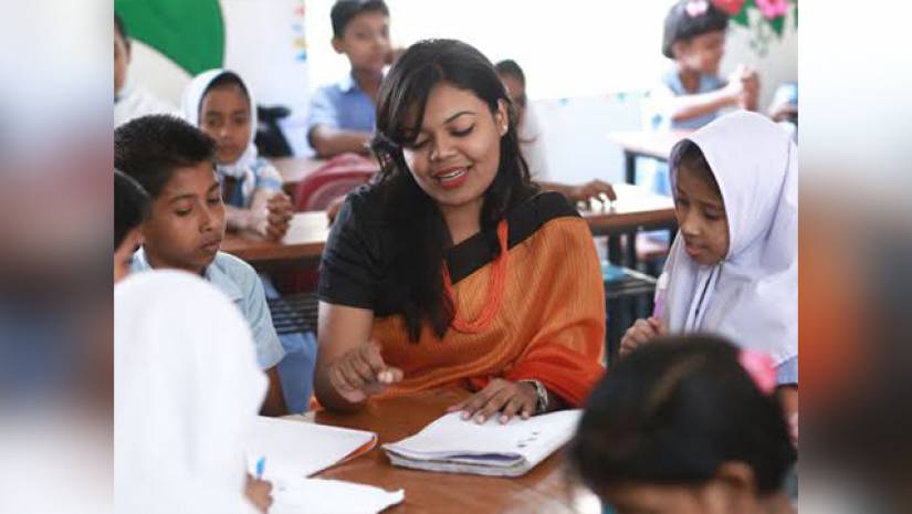 ছবিতে ক্লাস নিচ্ছেন জনৈক শিক্ষিকা