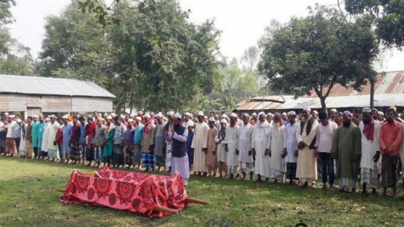 মৃত বৃদ্ধের জানাজায় পাড়া-প্রতিবেশী ও স্বজনরা