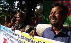 স্ত্রীকে ধর্ষণচেষ্টা, বিচার না পেয়ে শহীদ মিনারে কাঁদলেন কৃষক