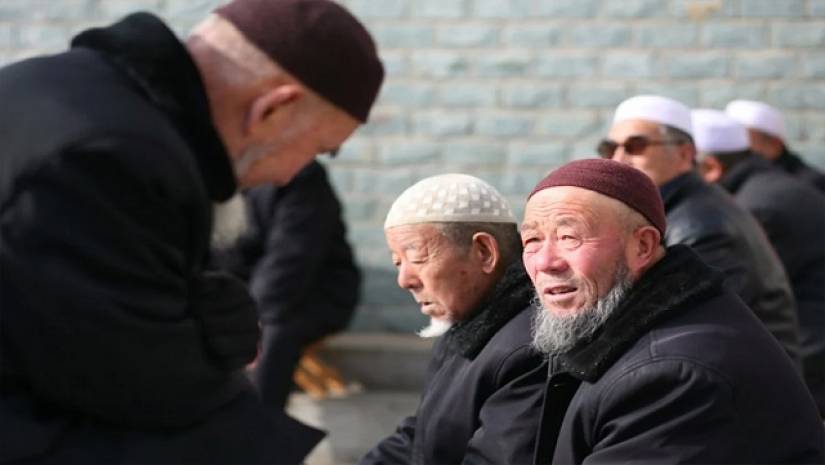 চীনের জিংজিয়ান অঞ্চলে বাস উইঘুর মুসলিমদের