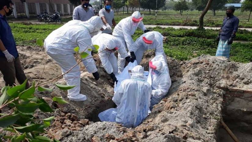 করোনায় মৃত ব্যক্তির লাশ দাফন করা হচ্ছে