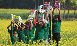 নতুন বইয়ের গন্ধে মেতেছেন শিক্ষার্থীরা