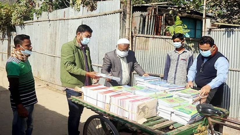 বাড়ি বাড়ি নতুন বই পৌঁছে দিচ্ছেন শিক্ষকরা 