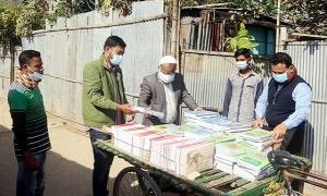 শিক্ষার্থীদের বাড়ি বাড়ি নতুন বই পৌঁছে দিলেন শিক্ষকরা 