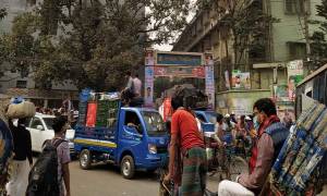 জবির প্রধান ফটকে তীব্র যানজট, বিপাকে শিক্ষার্থীরা