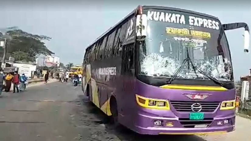 মেসে শিক্ষার্থীদের ওপর হামলার প্রতিবাদে সড়ক অবরোধ