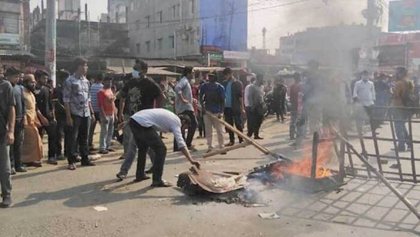 সড়ক অবরোধ করে বরিশাল বিশ্ববিদ্যালয়ের শিক্ষার্থীদের বিক্ষোভ