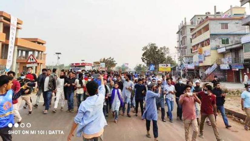 সড়ক অবরোধ করে ববি শিক্ষার্থীদের বিক্ষোভ