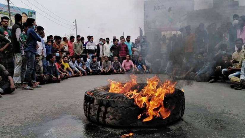 বরিশালে মহাসড়ক অবরোধ করে আজও বিক্ষোভ চলছে