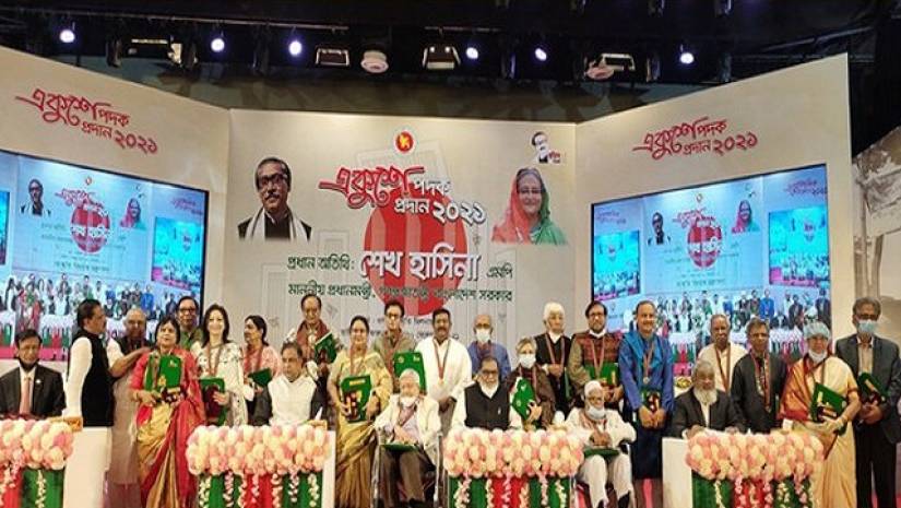 একুশে পদক অনুষ্ঠানে পুরস্কারপ্রাপ্তদের সঙ্গে অতিথিবৃন্দ