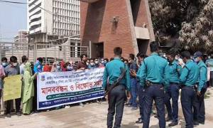 জাতীয় বিশ্ববিদ্যালয় ফটক আটকে শিক্ষার্থীদের বিক্ষোভ