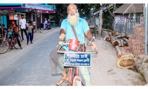 ২০ টাকায় প্রাইভেট পড়ান ৭৯ বছরের বৃদ্ধ ফখরুল