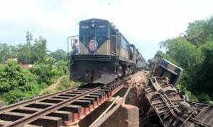 দুর্ঘটনার ২২ ঘণ্টা পরও সচল হয়নি কুষ্টিয়ার রেল যোগাযোগ