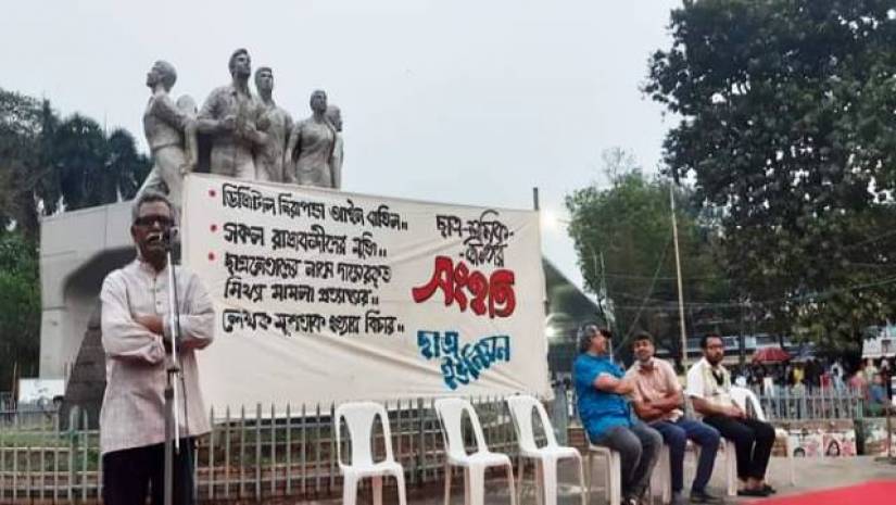 অনুষ্ঠানে বক্তব্য রাখছেন জাহাঙ্গীরনগর বিশ্ববিদ্যালয়ে অধ্যাপক আনু মুহাম্মদ