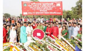 সুবর্ণজয়ন্তীতে স্মৃতিসৌধে বিডিইউ উপাচার্যের শ্রদ্ধা