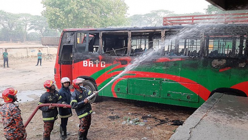 আগুন নিয়ন্ত্রণে কাজ চলছে