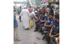 পুলিশ সদস্যদের কলা খাওয়ানোর ছবি ভাইরাল