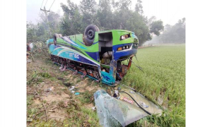 চকরিয়ায় বাস উল্টে সংবাদকর্মীসহ আহত ২০