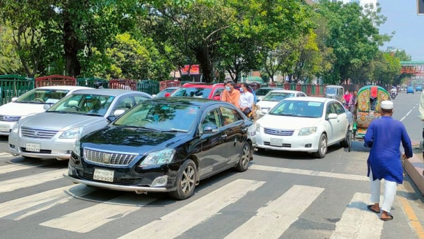 রাজধানীর সড়কে বেড়েছে ব্যক্তিগত যান চলাচল