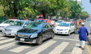 রাজধানীতে বেড়েছে ব্যক্তিগত যান চলাচল, বের হচ্ছেন মানুষ