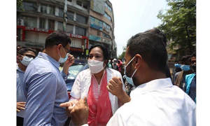 পুলিশ-চিকিৎসকের ভিডিও ভাইরালে প্রশ্ন তুলেছেন নেটিজেনরা