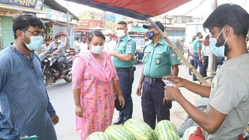 বাজারে ভ্রাম্যমাণ আদালতের অভিযান