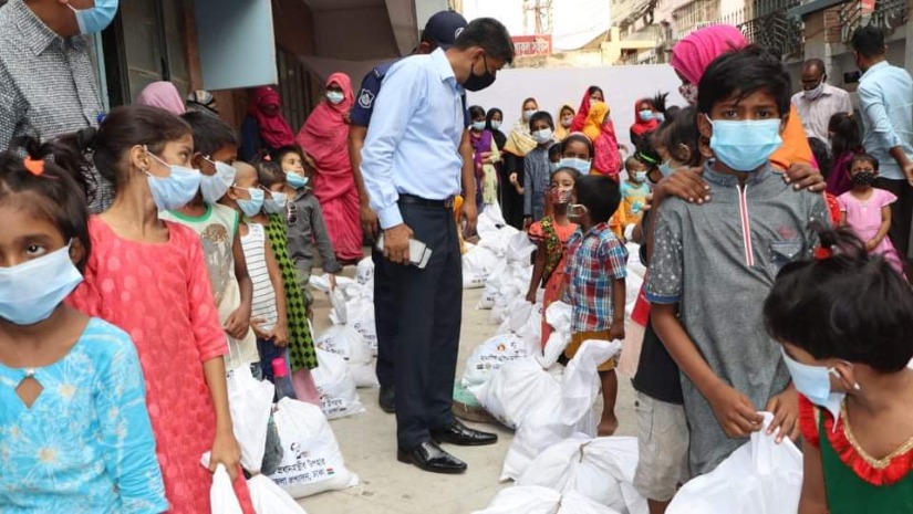 কর্মহীনদের মাঝে প্রধানমন্ত্রীর উপহার পৌছে দিচ্ছেন ঢাকা জেলা প্রশাসক মো. শহীদুল ইসলাম