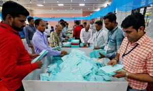 পশ্চিমবঙ্গে হাড্ডাহাড্ডি লড়াই, এগিয়ে মমতার তৃণমূল কংগ্রেস