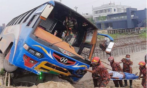 বাস উল্টে স্কুলশিক্ষকের মৃত্যু