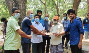 লাখ টাকা আর্থিক সহায়তা নিয়ে ক্যাম্পাসের দোকানীদের পাশে শিক্ষার্থীরা