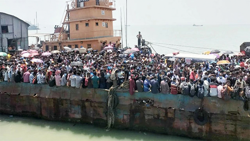 ৩ হাজার যাত্রী এবং দুইটি অ্যাম্বুলেন্স নিয়ে ঘাট ছেড়েছে ফেরি যমুনা