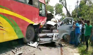 সড়কে ঝরল চিকিৎসক দম্পতিসহ তিনজনের প্রাণ