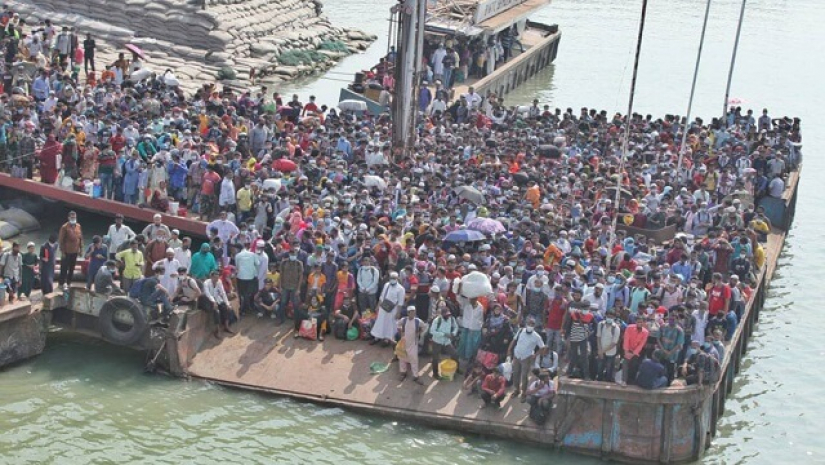 বাড়ি ফেরার জন্য ঘাটে ফেরির জন্য মানুষের অপেক্ষা