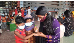 সুবিধাবঞ্চিত শিশুদের হাত মেহেদী দিয়ে রাঙিয়ে দিলো একদল তরুণ-তরুণী