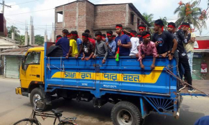 পিকআপে বক্স বাজিয়ে মহড়া, ১৭ যুবকের ৬ হাজার টাকা জরিমানা