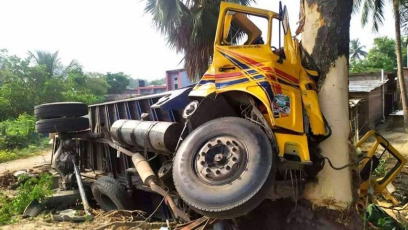 সড়ক দুর্ঘটনায় দেশে প্রায় প্রতিদিনই মৃত্যুর খবর পাওয়া যাচ্ছে