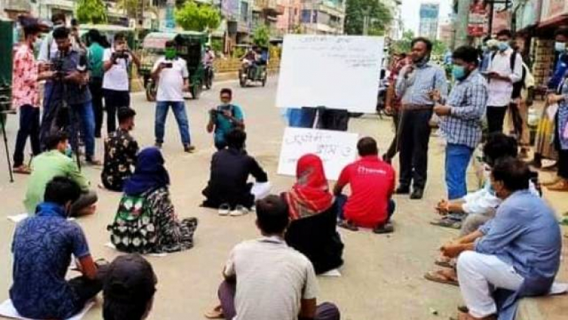 সড়কের উপর শিক্ষার্থীদের ক্লাস নিচ্ছেন এক শিক্ষক